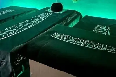 طواف پیکر مطهر رهبر شهید و خانواده ایشان در صحن حرم امام علی (ع) و حرمین کربلا/ برگزاری مراسم اقامه نماز بر پیکرها
