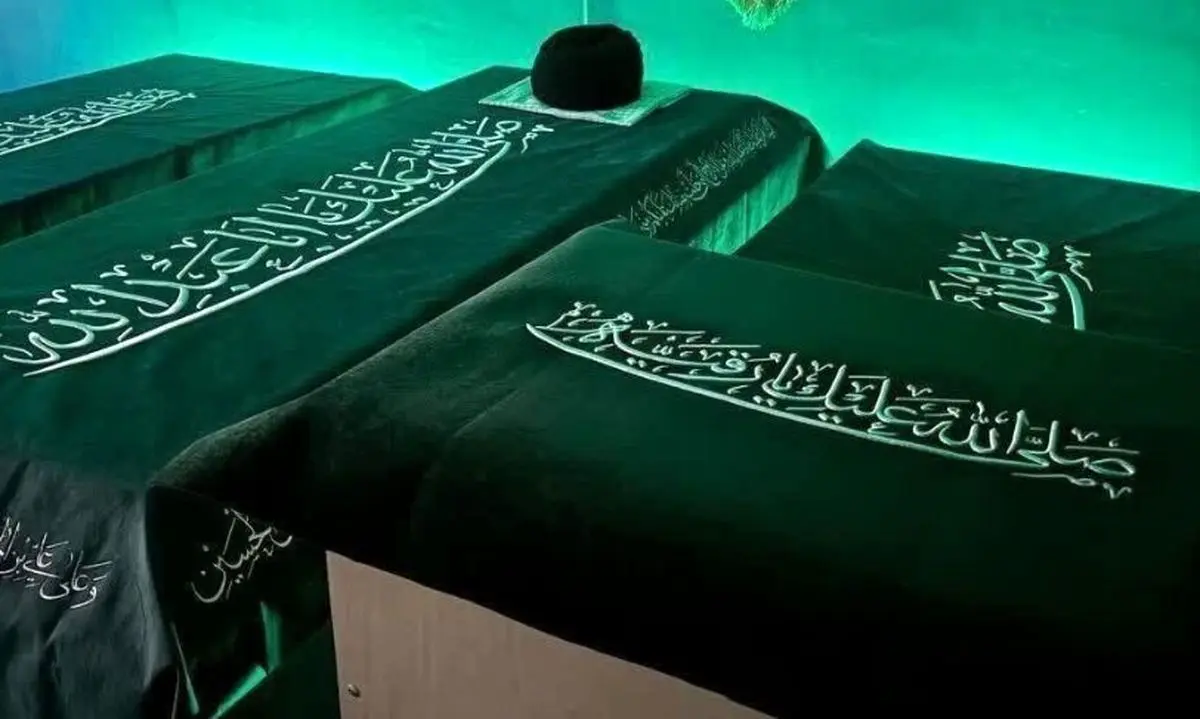 طواف پیکر مطهر رهبر شهید در صحن حرم امام علی (ع)/ برگزاری مراسم اقامه نماز بر پیکرها