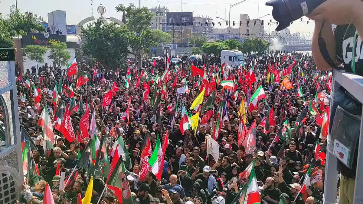 ورود خودرو حامل پیکر رهبر شهید انقلاب خیابان آزادی تقاطع یادگار + فیلم