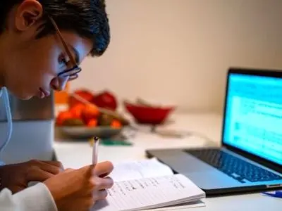 آموزش در دوران جنگ با جدیت ادامه دارد