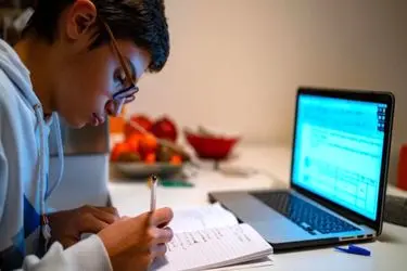 آموزش در دوران جنگ با جدیت ادامه دارد