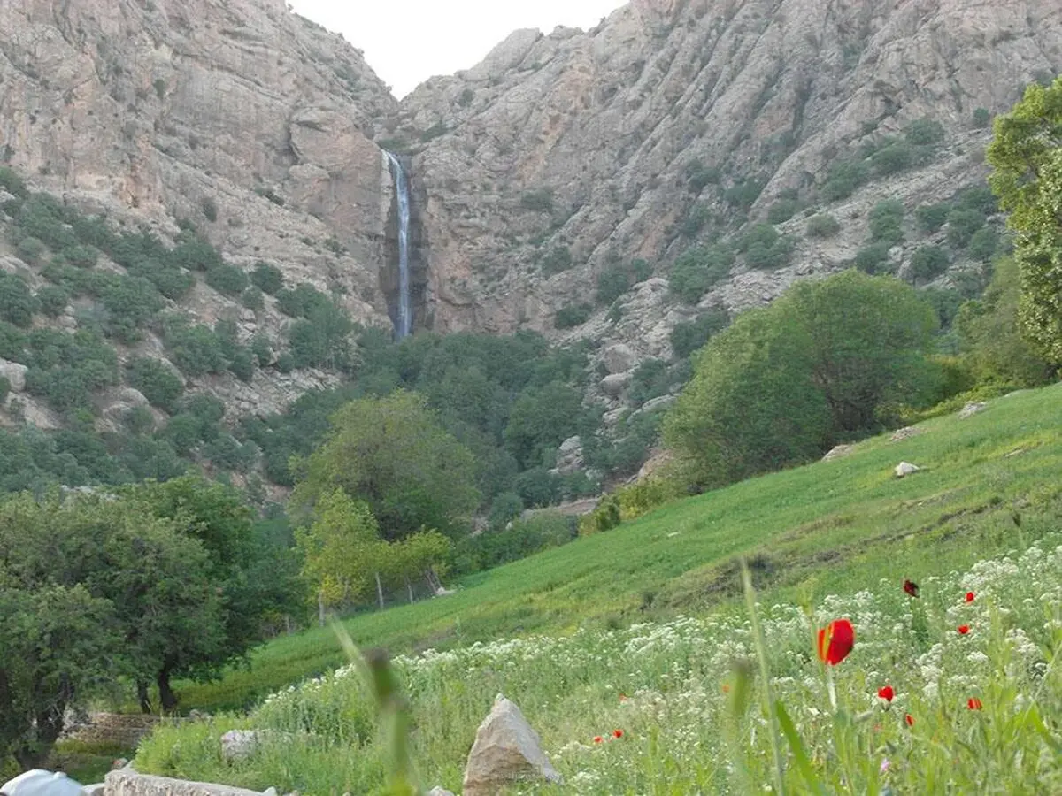 آبشار "بهرام بیگی" دنا جاذبه ای بی نظیر برای مسافران نوروزی+ تصاویر 