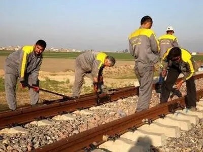 کارگران راه آهن جنوب: در گرمای  ۵۰ درجه کار تعطیل نمی‌شود!