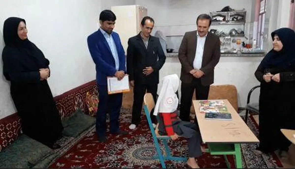 معلم خوزستانی درس انسان دوستی داد/ آموزش الفبا همراه درد و "شیمی‌درمانی"