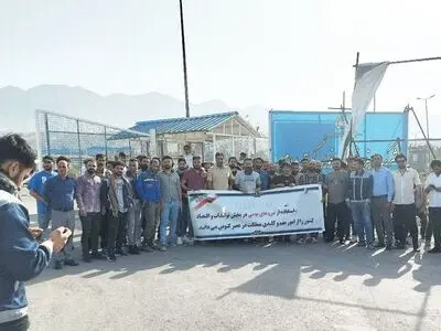 تجمع کارگران بیکارشده پروژه پتروشیمی ارغوان گستر ایلام مقابل درب ورودی 