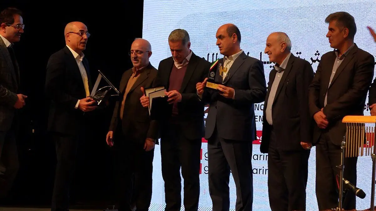 تجلیل از داروسازی بهوزان و  بهرام ترکان در همایش فعالان اکوسیستم کارآفرینی استان گیلان