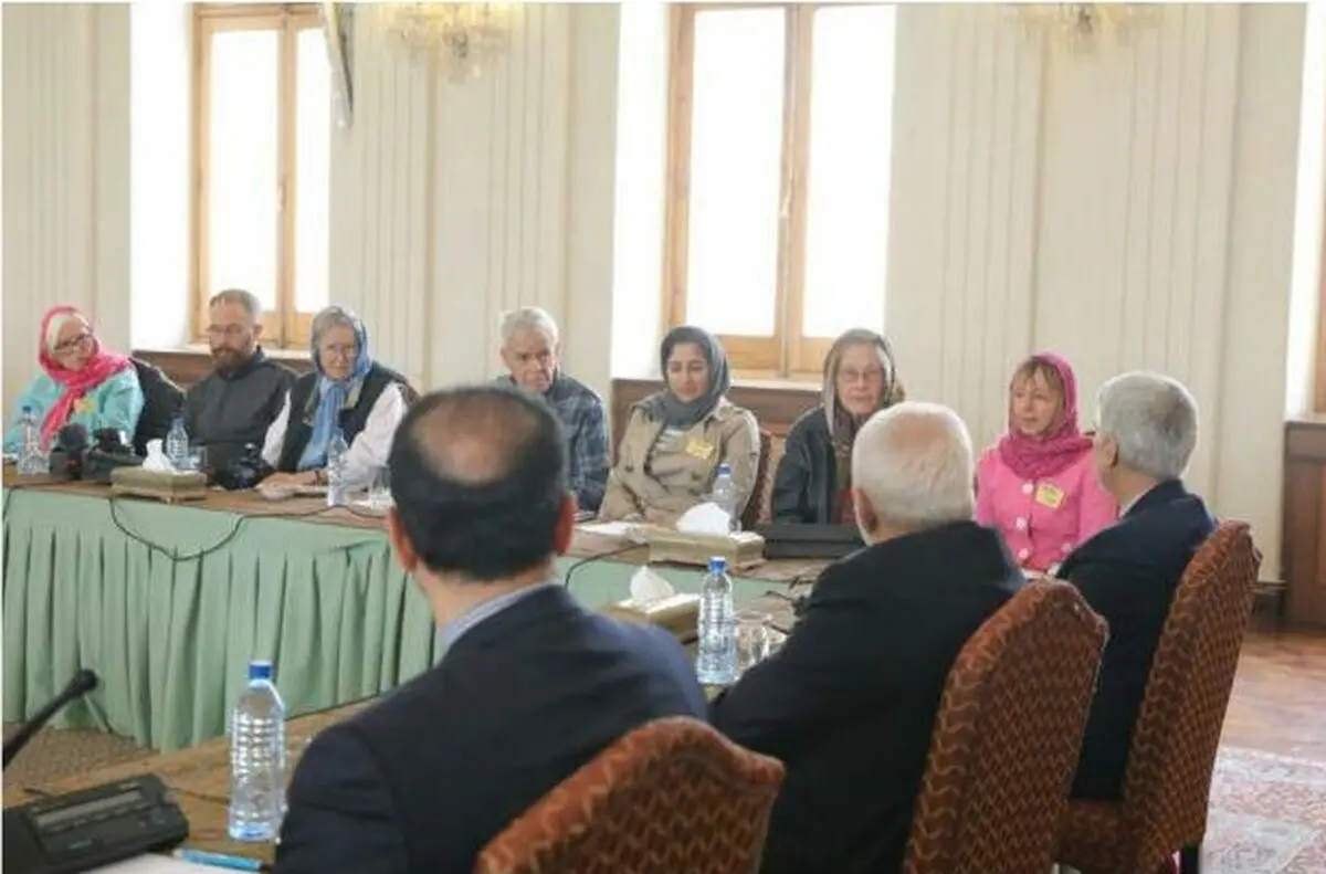 جمعی از فعالان ضدجنگ با ظریف دیدار کردند