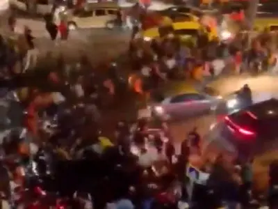 لحظه زیرگرفتن وحشیانه هواداران فوتبال در خیابان+ فیلم