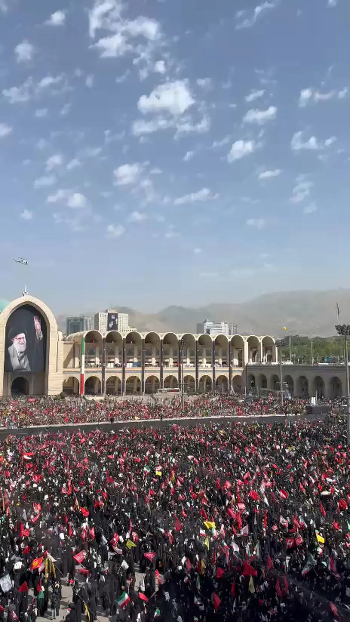 هم اکنون ثبت تصاویر بالگرد فراجا ازحضور میلیونی مردم در مراسم وداع با رهبر شهید انقلاب در مصلی امام خمینی(ره) + فیلم