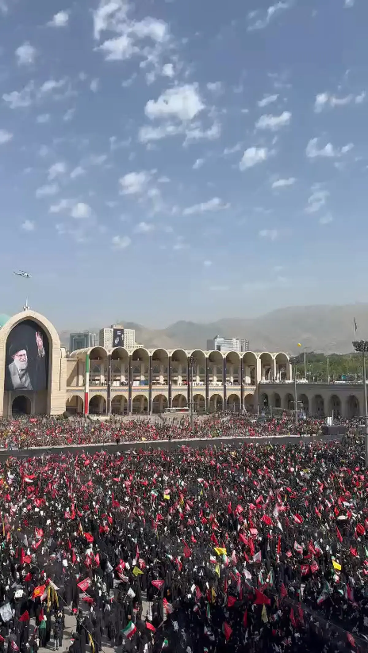هم اکنون ثبت تصاویر بالگرد فراجا ازحضور میلیونی مردم در مراسم وداع با رهبر شهید انقلاب در مصلی امام خمینی(ره) + فیلم