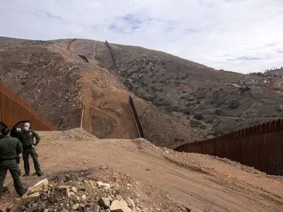 پنتاگون بودجه ساخت دیوار مرزی با مکزیک را قطع کرد