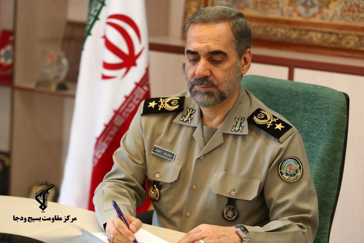 وزیر الدفاع الإیراني یعلق على إرسال مدمرة أمریکیة إلى مضیق هرمز