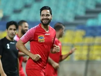 گل کامیابی‌نیا به آلومینیوم اراک از  زاویه جالب