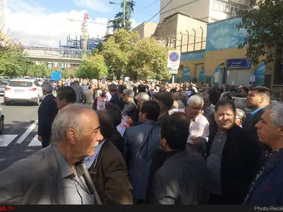 تجمع بازنشستگان بانک‌ها در تهران/حقوق‌مان چندبرابر زیر خط فقر است