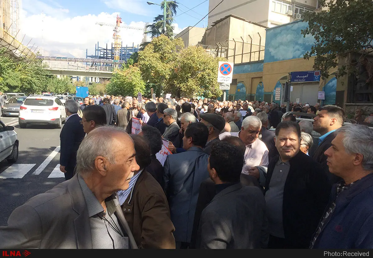 تجمع بازنشستگان بانک‌ها در تهران/حقوق‌مان چندبرابر زیر خط فقر است