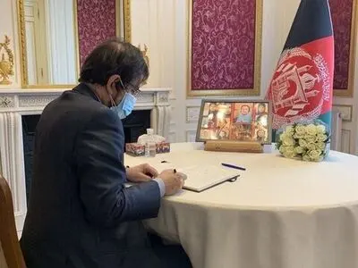 سفیر ایران در فرانسه دفتر یادبود جانباختگان فاجعه اخیر تروریستی کابل را امضا کرد