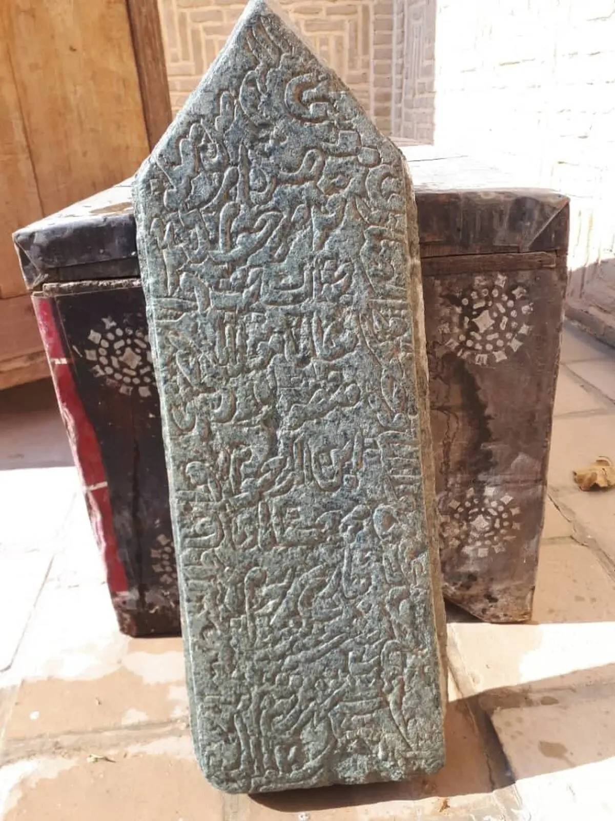انتقال سنگ قبر صفوی روستای حسن‌آباد به موزه تاریخ شهر دامغان