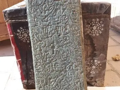انتقال سنگ قبر صفوی روستای حسن‌آباد به موزه تاریخ شهر دامغان