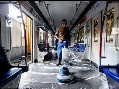 عیدی و یک ماه اضافه کاری کارگران خدماتی خط ۴ مترو تهران پرداخت شد