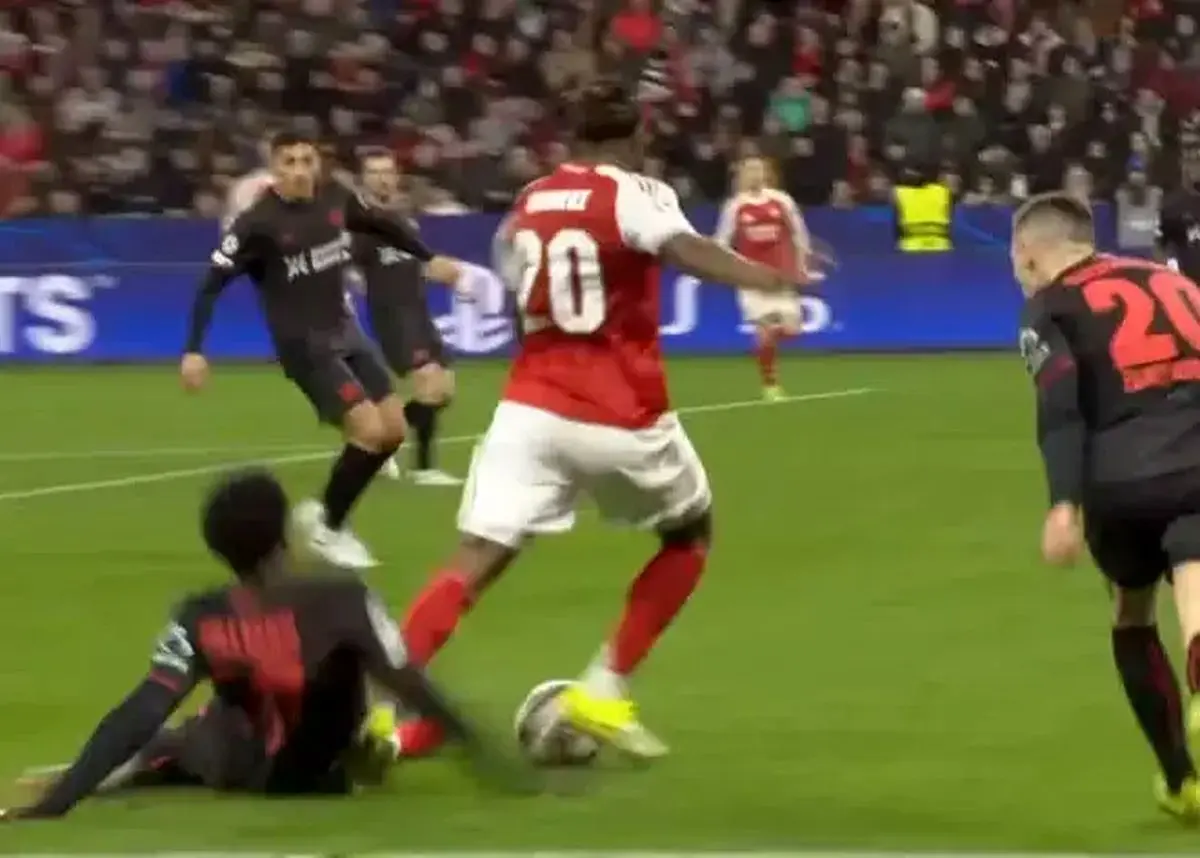 ناجی آرسنال مقابل لورکوزن؛ آیا تصمیم داور اشتباه بود؟