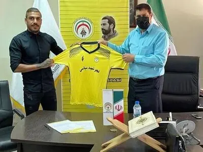 فرزان دانا قراردادش را با فجرسپاسی تمدید کرد