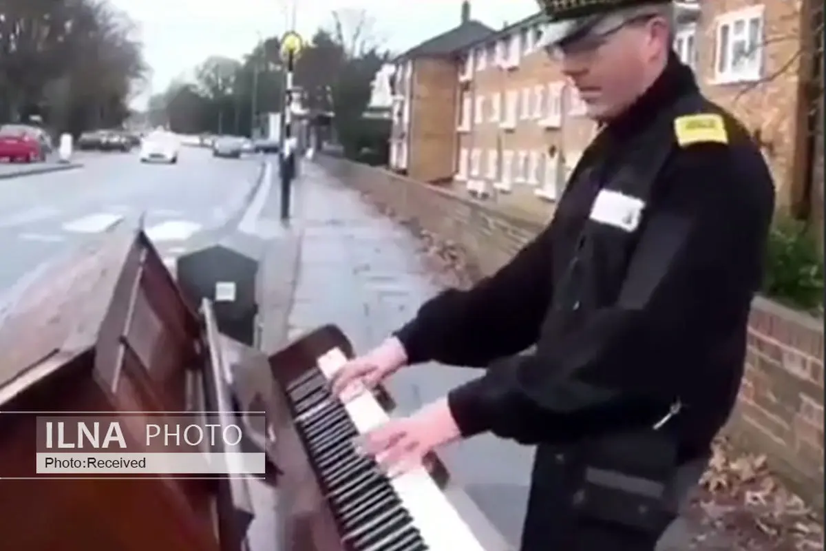 نوازندگی پلیس با پیانوی اسقاطی+فیلم