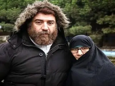 ماجرای حکم جلب مادر علی انصاریان چیست؟ / فیلم