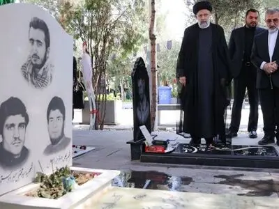 ادای احترام رئیسی به مقام والای شهدای دولت و هفتم تیر