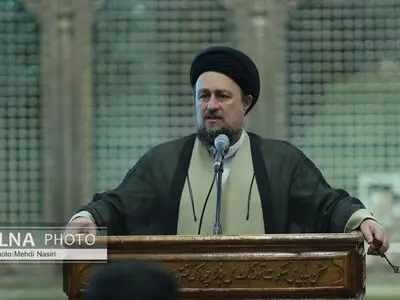 رهبر انقلاب مشرف بر امور هستند؛ تصمیمات را ایشان قبول و امضاء می‌کنند/ کاسه داغ‌تر از آش نباشیم 