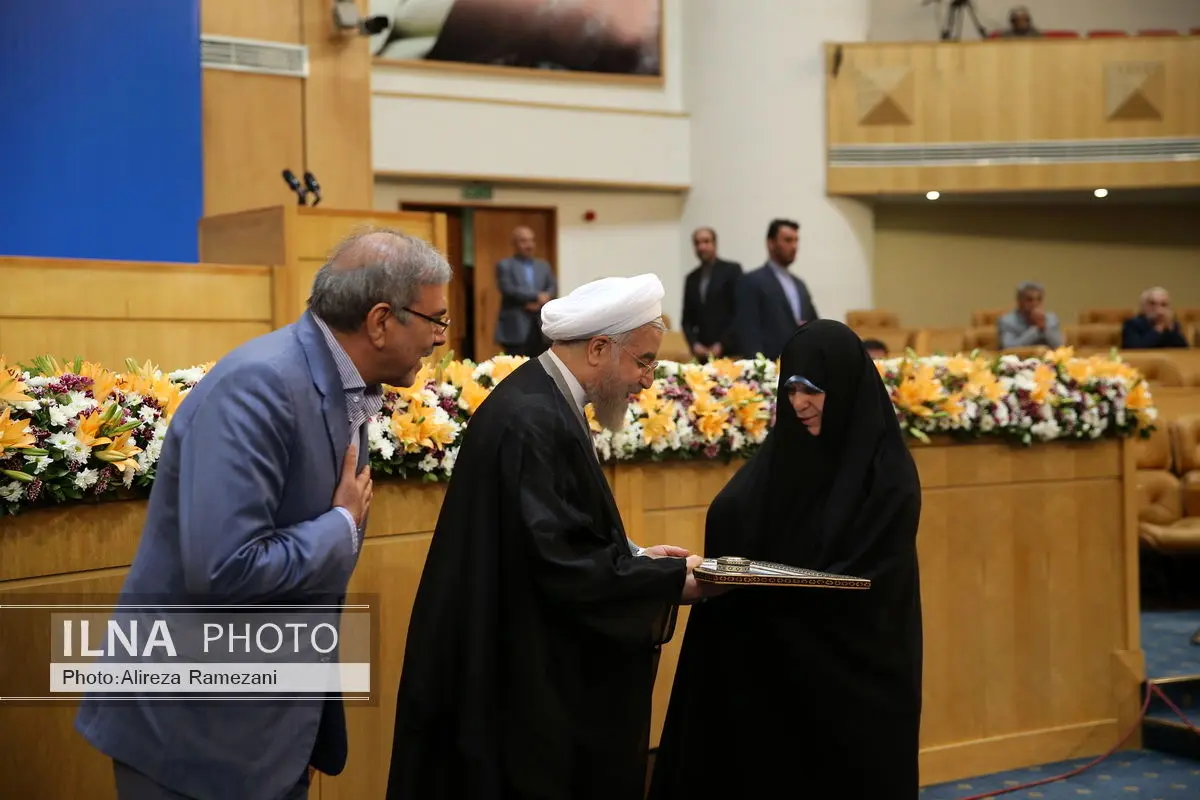 رییس جمهور از خانوادههای شهدای دولت و وزرای دفاع مقدس تجلیل کرد