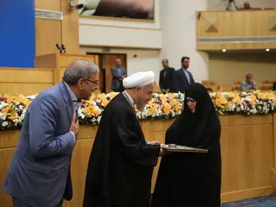 رییس‌ جمهور از خانواده‌های شهدای دولت و وزرای دفاع مقدس تجلیل کرد