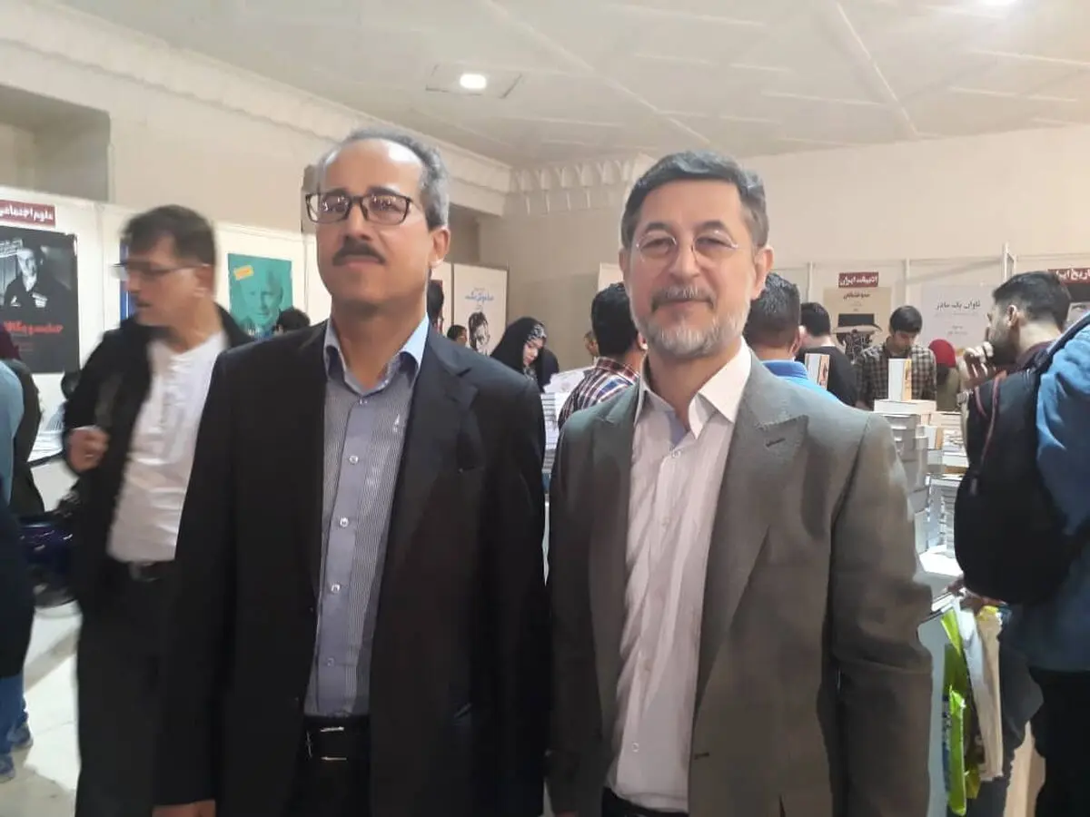 بازدید نائب رئیس هیات مدیره سازمان تامین اجتماعی از غرفه انتشارات علمی و فرهنگی در نمایشگاه کتاب تهران