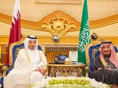 استقبال پادشاه عربستان از نخست‌وزیر قطر در بدو ورود به ریاض