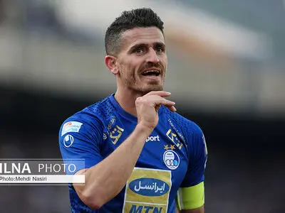 ویدیو: لحظه بالا بردن جام قهرمانی توسط وریا غفوری