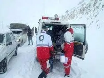 77 مسافر گرفتار در برف و سرمای همدان اسکان اضطراری داده شدند