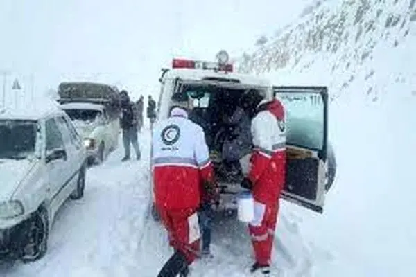  77 مسافر گرفتار در برف و سرمای همدان اسکان اضطراری داده شدند