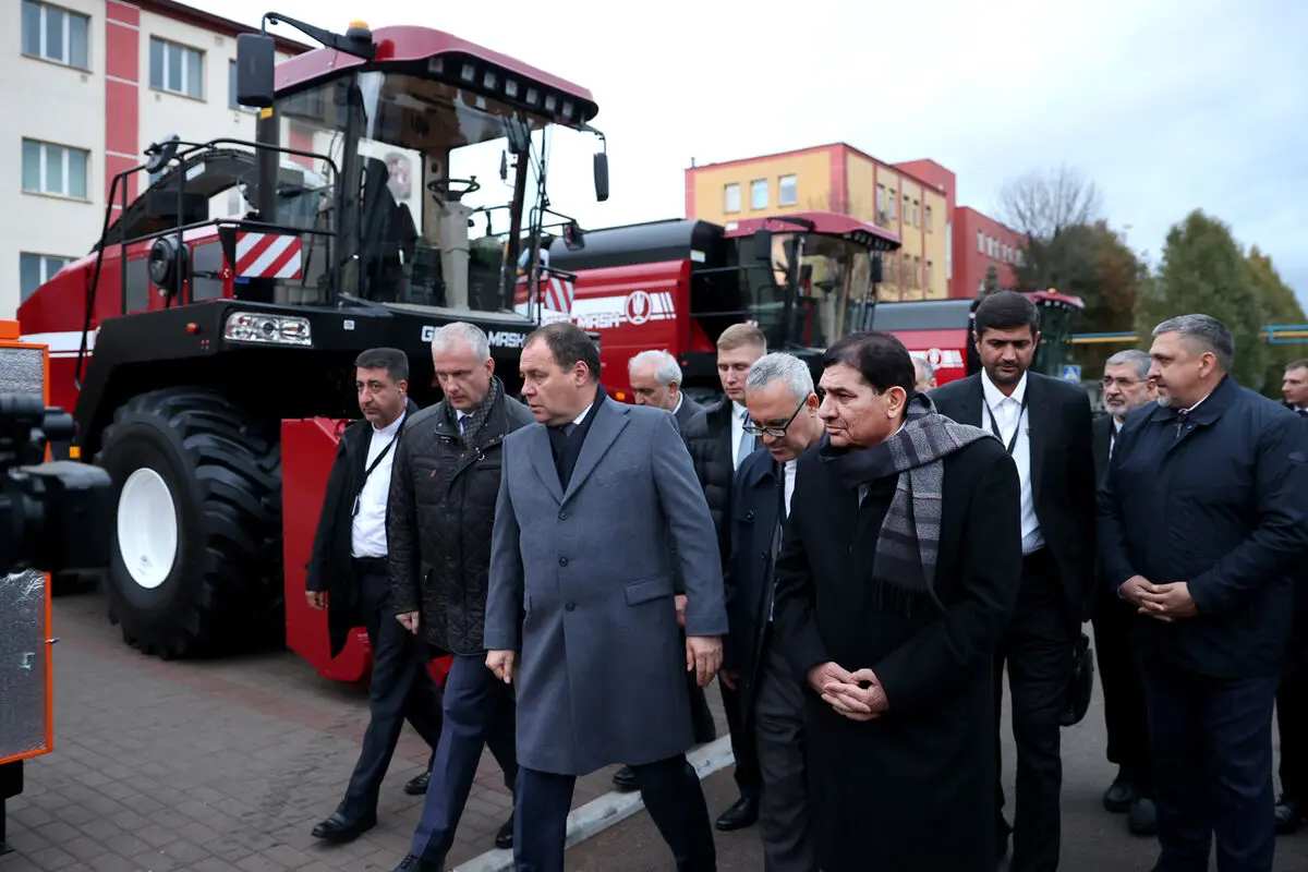 بازدید مخبر از نمایشگاه ماشین‌آلات کشاورزی کارخانه تراکتورسازی مینسک 