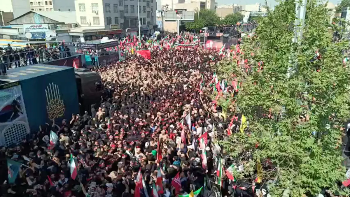 حماسه خوانی جام مهدی سلحشور مقابل خودروی حامل پیکر های مطهر شهدا و قائد شهید + فیلم