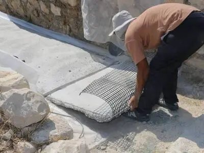 اصلاح مسیر بازدید ارگ حکومتی بیشاپور در دستور کار قرار گرفت/ محوطه ساسانی بیشاپور از بتن پاکسازی شد