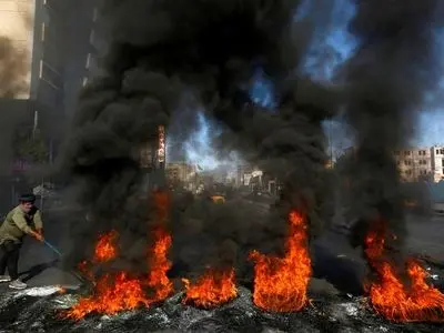 Four protesters, two policemen killed as Iraq unrest resumes