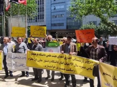 تجمع اساتید دانشگاه فرهنگیان در اعتراض به اخراج‌های غیرقانونی/ تجمع‌کنندگان: برخوردشان نامناسب است