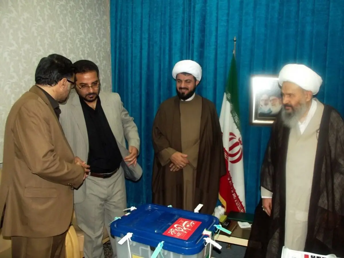 نماینده ولی‌فقیه در کاشان رای خود را به صندوق انداخت