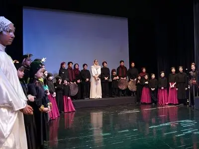 هنرمندان به تماشای «سیمرغ‌نامه» نشستند/ نگاهی به اجرای دو شب نخست