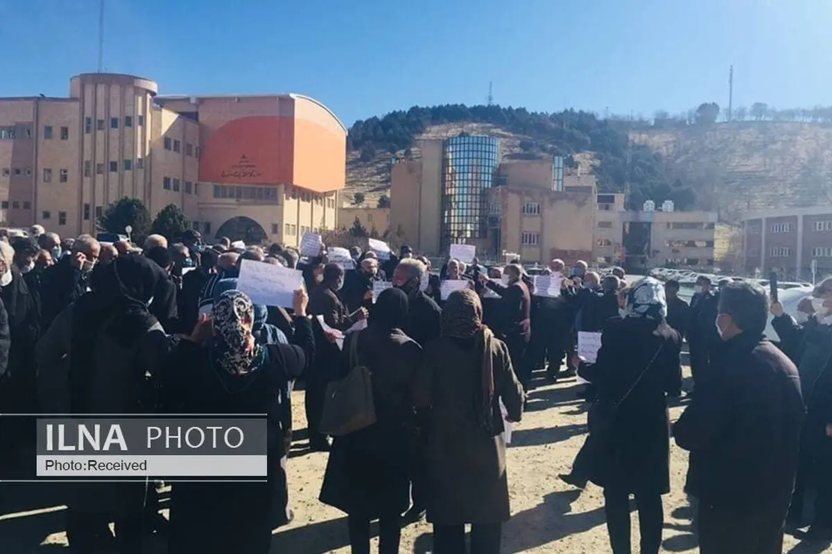تجمع بازنشستگان کارگری سنندج مقابل تامین اجتماعی/ درآمد ما را به خط فقر برسانید/ بودجه مناسب برای همسان‌سازی اختصاص دهید