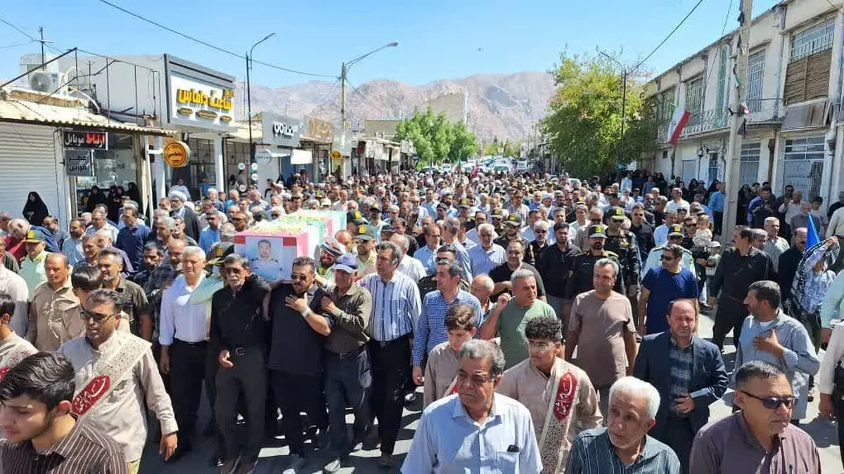 تشییع باشکوه پیکر سردار شهید حسین حکیمی بر دوش مردم داراب