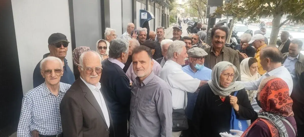 تجمع بازنشستگان صنعت فولاد مقابل وزارت کار/ ما نباید با این سن و سال کف خیابان بیاییم!