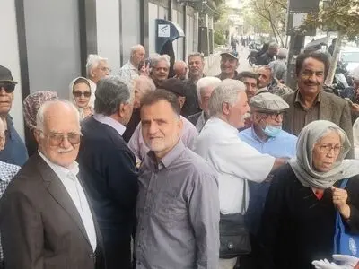 تجمع بازنشستگان صنعت فولاد مقابل وزارت کار/ ما نباید با این سن و سال کف خیابان بیاییم!