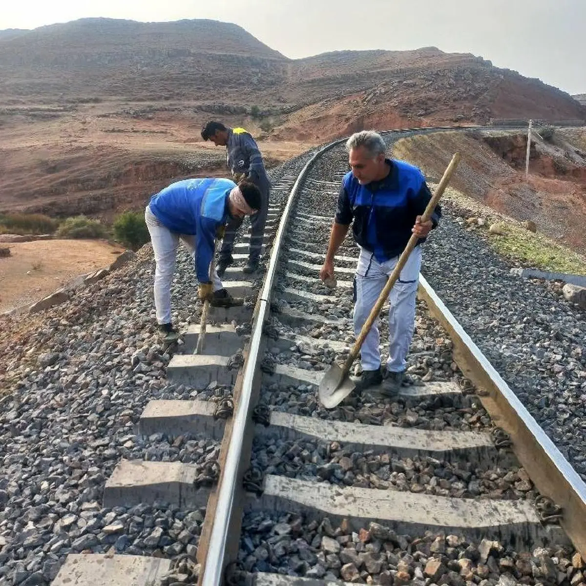تجمع سه روزه کارگران ابنیه فنی تراورس لرستان/ پول‌های ما کجا می‌رود؟