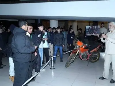 بازدید جمعی از دانشجویان استرالیایی از موزه ملی انقلاب اسلامی و دفاع مقدس