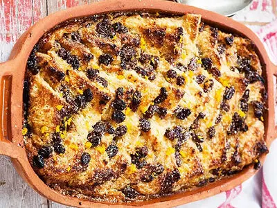 طرز تهیه پودینگ کلاسیک نان و کره ساده و خوشمزه در خانه